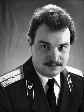 Старший лейтенант  Виктор Кузенков  на Доске почета,  1985